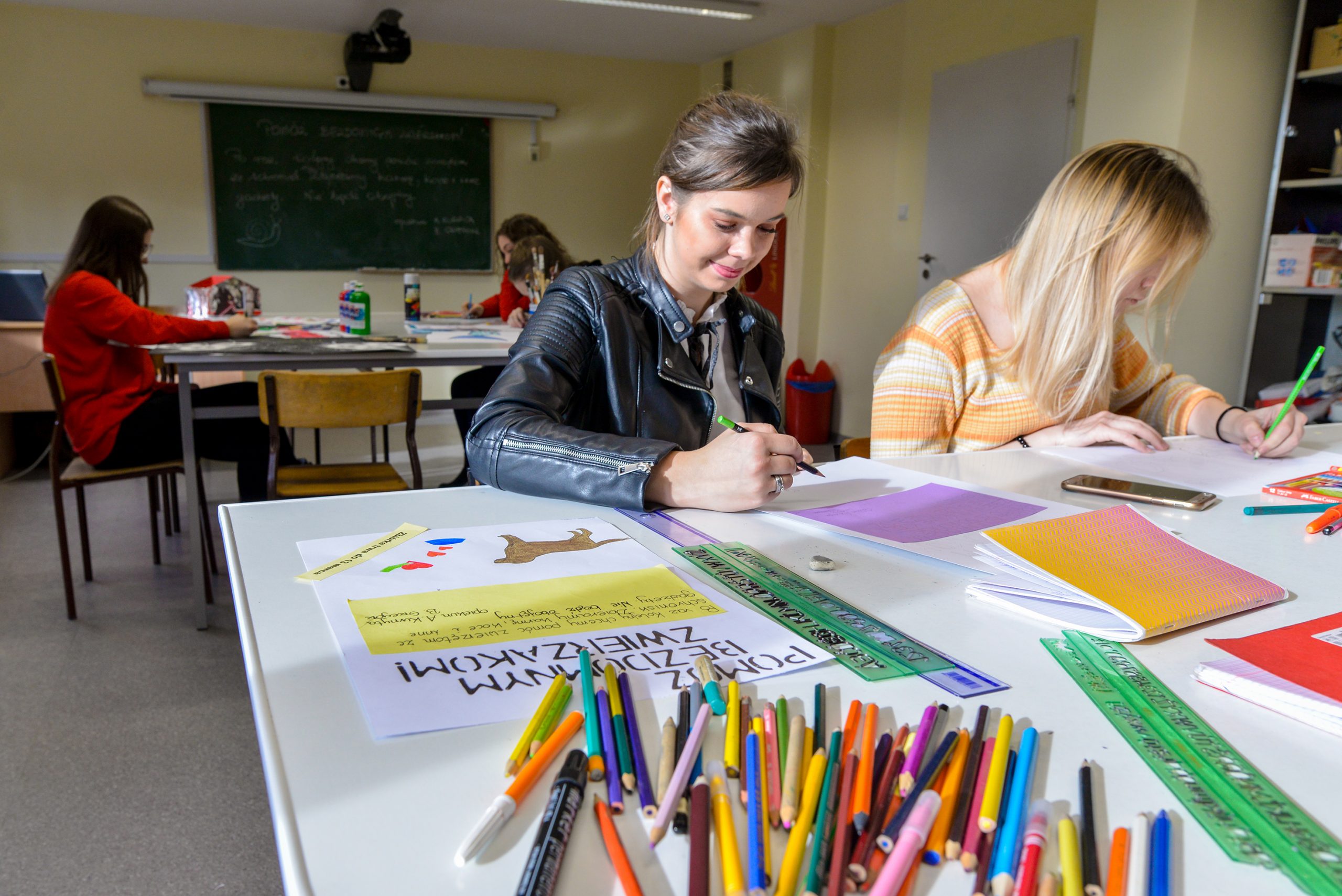 Uczniowie podczas twórczej pracy na zajęciach technicznych